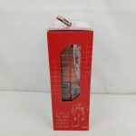 外箱の赤い側面。窓とザクの線画