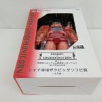 斜めから見た外箱の正面と窓