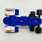 車体の裏側全体。青い底面、黒いタイヤ、白いパーツが写っています。