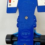 車体裏面のアップ。「PA-69」「石森プロ 毎日放送 東映」「MADE IN JAPAN」とメーカーの楕円マークの刻印が写っています。