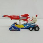 本体を横から。車体側面に「KYODAIN」の文字があり、上部の赤い機体が白い支柱で支えられています。