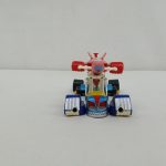 本体を正面から。車体の前部と、上に載った赤い機体の先端が写っています。