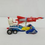 本体を斜め後ろから。車体後部に「GRAN CAR」の文字があり、上に赤い機体が載っています。