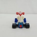 本体を後ろから。黒いタイヤと白い機体の後部が写っています。