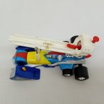 本体を斜め横から。白い機体部分が車体の上に重なった状態で写っています。
