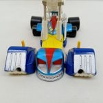 車体を正面から近づけて写した様子。青いサイドの部品、黄色と赤の塗装が写っています。
