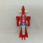 赤い機体を単体で上から写した様子。白い胴体と赤い翼が写っています。