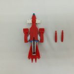 赤い機体と、取り外した赤いミサイル2本が並べて写っています。