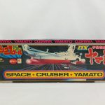 外箱の正面。「BIG SCALE ビッグスケール」「DX 宇宙戦艦ヤマトIII」「SPACE CRUISER YAMATO」の文字と艦の絵があります。
