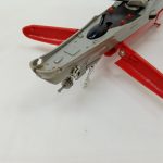 本体を下から見た写真。赤い艦底と左右に開いた部品が写っています。