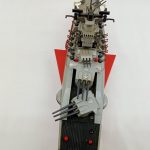 本体を上から艦首方向に見た写真。赤い三角の部品と主砲が写っています。