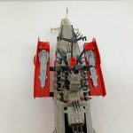 本体を真上から見た写真。左右に開いた赤い部品と艦橋が写っています。