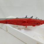 発泡スチロールの台に置かれた本体を斜め後ろから撮った写真。赤い艦底が上を向いています。