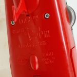 艦底の赤い部品を寄せて撮った写真。製品名や製造年などの刻印があります。