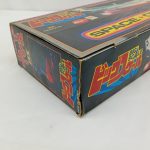 外箱を斜めから撮った写真。正面と側面の印刷が写っています。