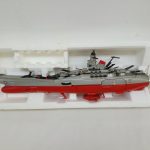 発泡スチロールの台に収まった本体を斜め上から撮った写真。艦首から艦尾まで写っています。
