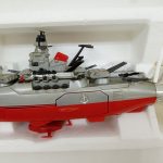 発泡スチロールの台に収まった本体の前半分。艦橋と主砲、赤い艦底が写っています。