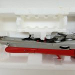 発泡スチロールの台に置かれた本体を横から撮った写真。灰色の船体と赤い艦底が写っています。