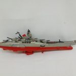 本体を側面から撮った写真。艦首、艦橋、主砲塔が写っています。