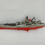 本体を反対の側面から撮った写真。艦橋と煙突、艦尾の構造物が写っています。