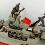 艦橋まわりを寄せて撮った写真。主砲塔やレーダー、赤い部品が写っています。