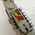 甲板の一部を開いた状態を寄せて撮った写真。内部の黄色や赤の部品が写っています。