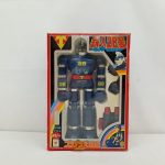 外箱の正面。赤い枠に「鉄人28号」のロゴがあり、透明窓の中に紺色のロボットが収まっています。