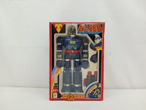 外箱の正面。赤い枠に「鉄人28号」のロゴがあり、透明窓の中に紺色のロボットが収まっています。