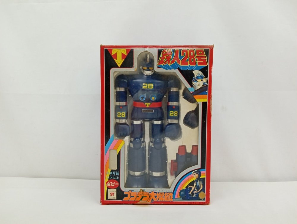 外箱の正面。赤い枠に「鉄人28号」のロゴがあり、透明窓の中に紺色のロボットが収まっています。