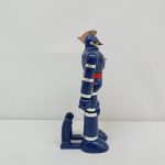 本体を斜め後ろから写した全身。頭部の飾りと背面が写っています。