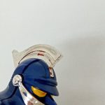 頭部のアップ。銀色のフェイスと黄色い目の部分が写っています。