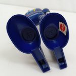 付属の青いパーツ2点のアップ。「右」「左」の文字と丸いシールが写っています。