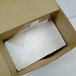 外箱の中。白い仕切りと段ボールの内側が写っています。