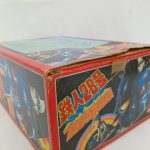 外箱を斜め上から。天面と正面の「鉄人28号 プラデラ大操縦」のロゴが写っています。