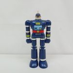 本体の正面全身。紺色のロボットで、胸と腕に「28」の数字が入っています。