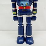 本体の胴から脚のアップ。腕の「28」の数字と脚部が写っています。