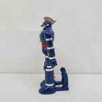 本体を横から写した全身。頭部の銀色の飾りと側面の形が写っています。