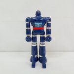 本体の背面全身。背中の造形と脚部が写っています。