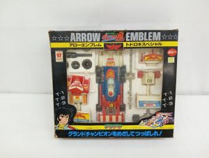外箱の正面。窓から中身が見え、「ARROW EMBLEM アローエンブレム トドロキスペシャル」のロゴと主人公の絵。