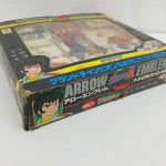 外箱を斜め上から。窓から中身の部品が見え、上面と側面にロゴが入っています。