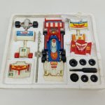 箱から出した発泡スチロールの内箱。車体・カウル・タイヤなどの部品が並んでいます。