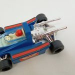 組み立てた車体を斜め前から。運転席と赤いヘッドレスト、銀色の排気管。
