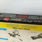 外箱の上面のアップ。「ARROW EMBLEM アローエンブレム」のロゴと1号車の組み立て図。