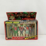 外箱の正面。『KAMEN RIDER』『仮面ライダー 戦う!! 8人ライダー』の印刷と、窓から見えるソフビ人形