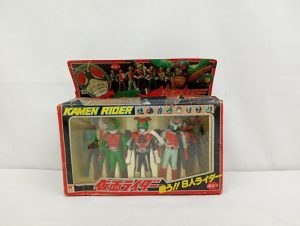 外箱の正面。『KAMEN RIDER』『仮面ライダー 戦う!! 8人ライダー』の印刷と、窓から見えるソフビ人形