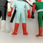 人形3体の胴から脚にかけてのアップ。赤いブーツと白いブーツ