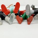 寝かせた人形の足の裏が横一列に並んだ様子