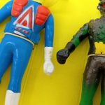 青い衣装の人形と緑色の怪人の人形のアップ
