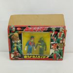 外箱を斜めから写したもの。ふたの絵柄と窓の中の人形、側面の印刷