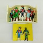 白い内箱のトレイに立てた人形と、黄色い台紙の上に置かれた人形2体
